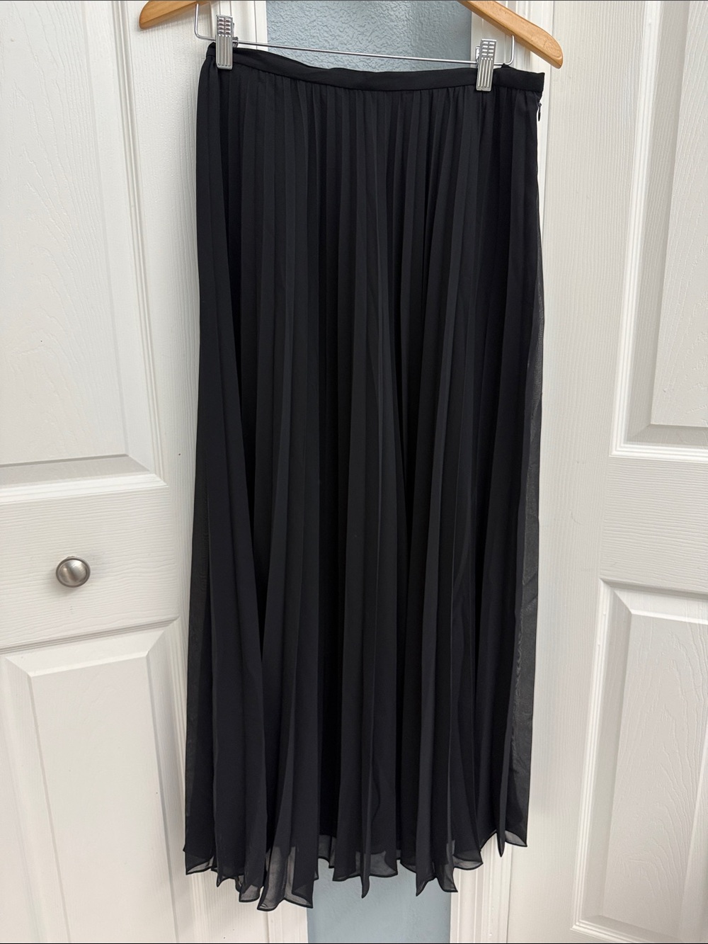Talbots Classic Black Pleated Maxi Skirt - size 10 no wrinkle!